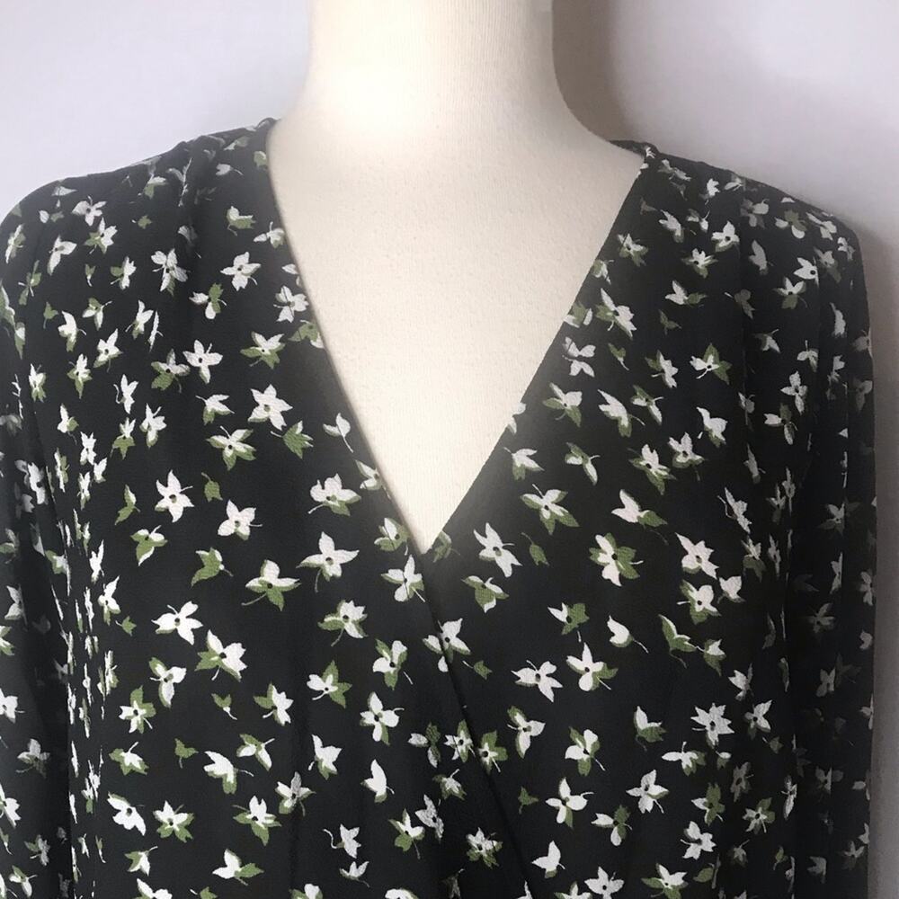 A22) Michael Kors Lily Floral Print Surplice Neck Wrap Black White size XS - Picture 6 of 7